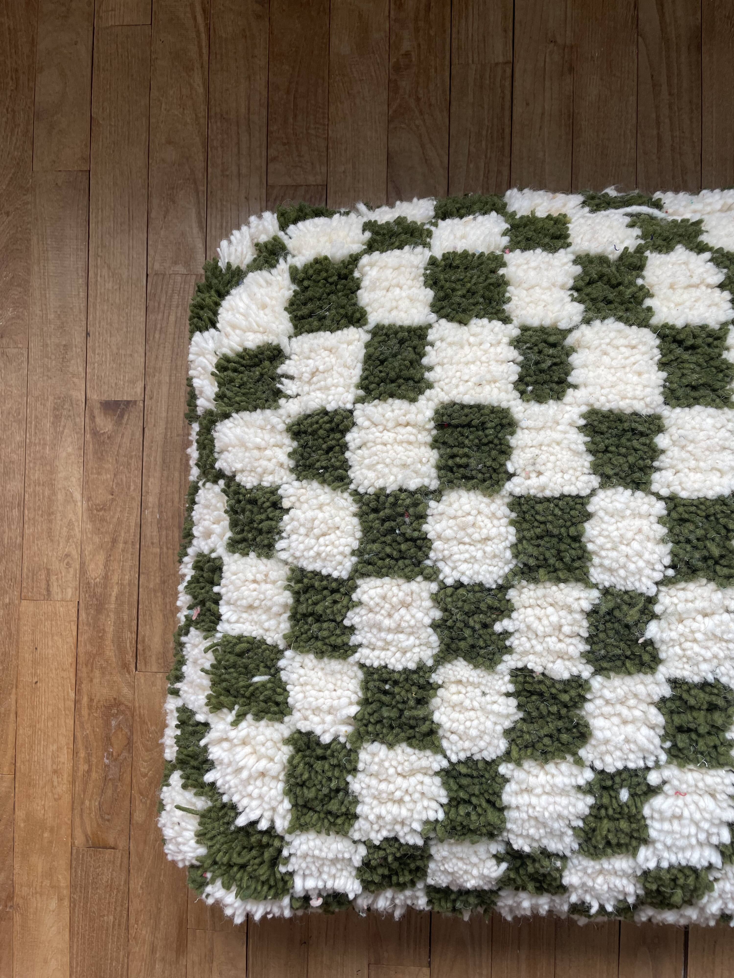 Pouf marocain berbère à damiers vert olive blanc