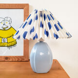 Lampe bleue et abat-jour plissé