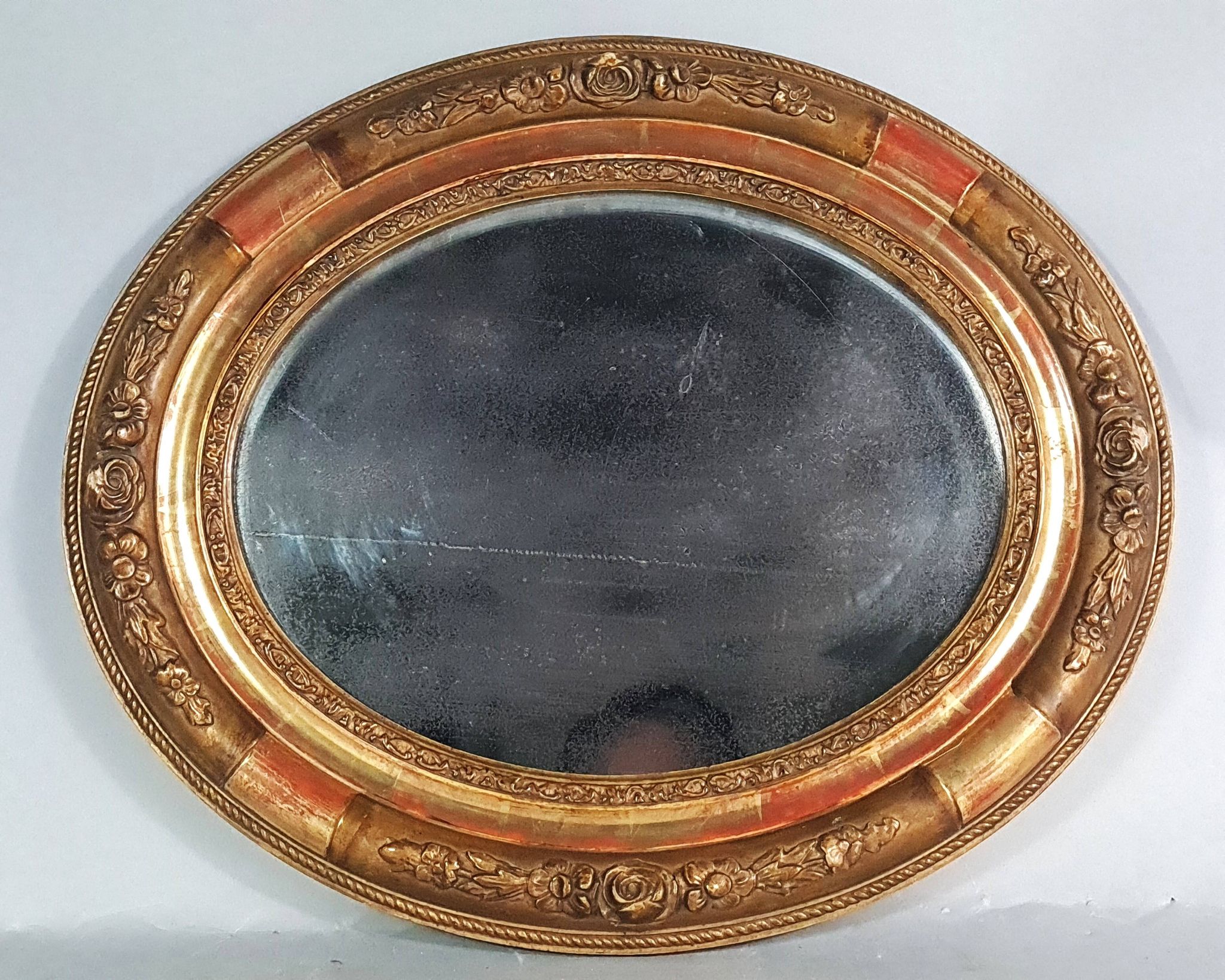 Antique oval mirror with original stucco and gilt wood frame, 37x31 cm. Beautiful patina.