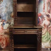 meuble ancien en noyer massif finement sculpté, de style Renaissance