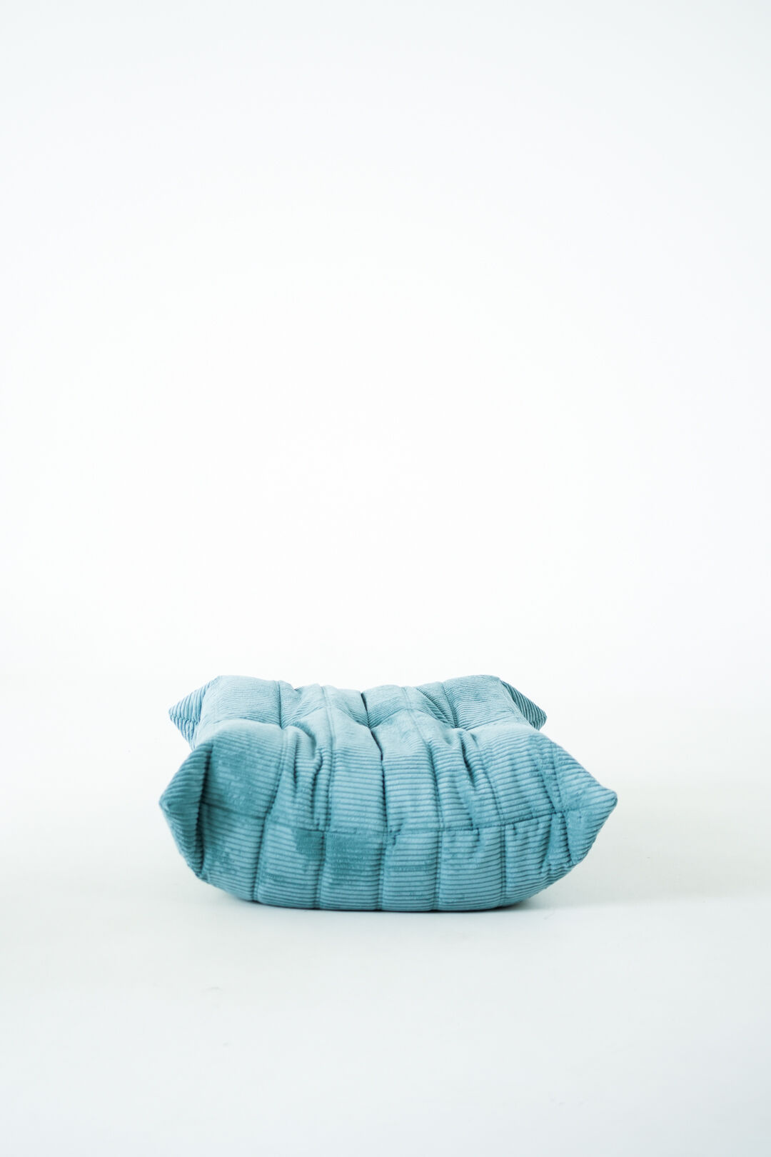 Ensemble de fauteuil et pouf Togo en velours côtelé bleu clair.
