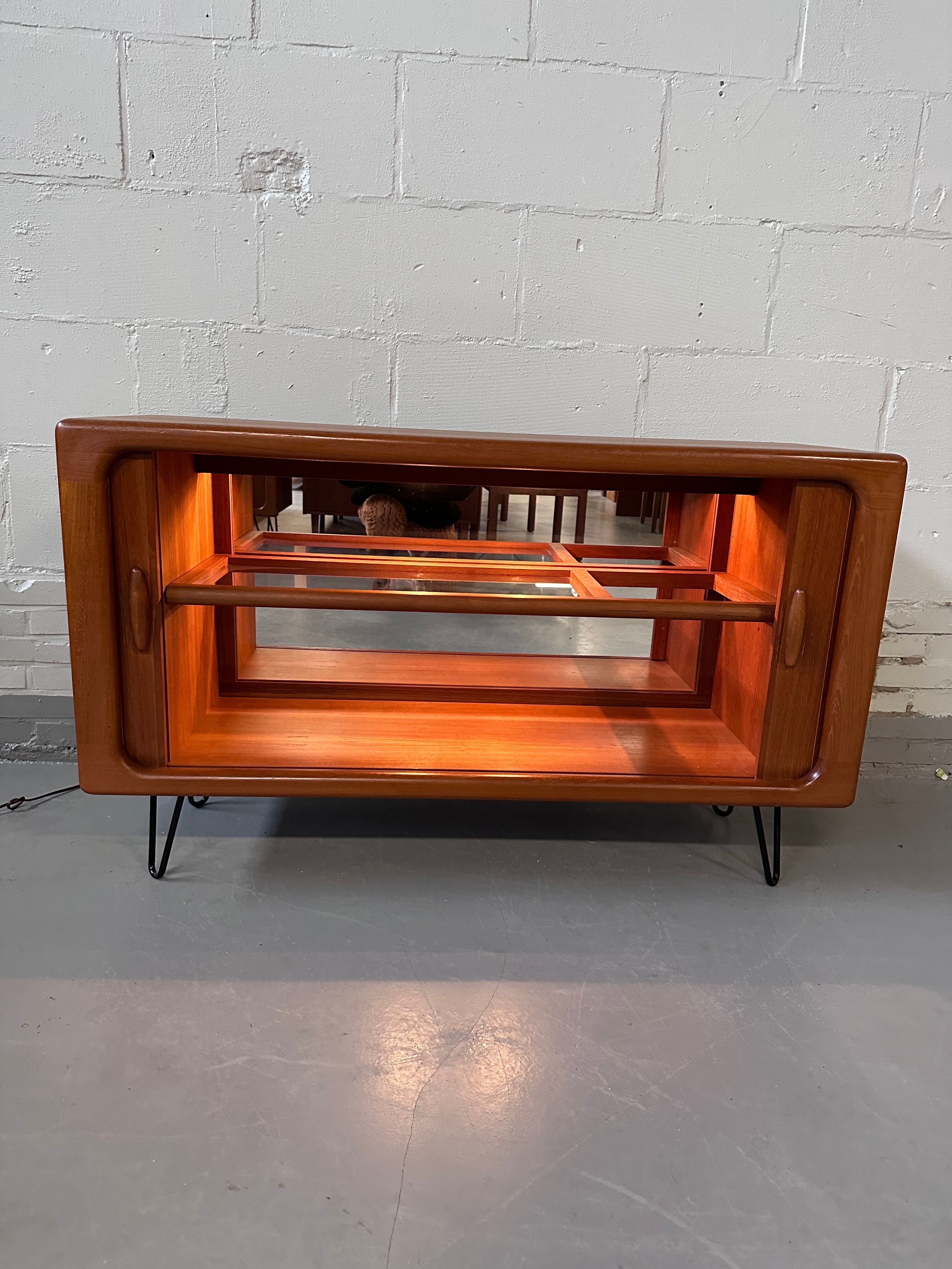 Dyrlund barcloset hairpin cabinet