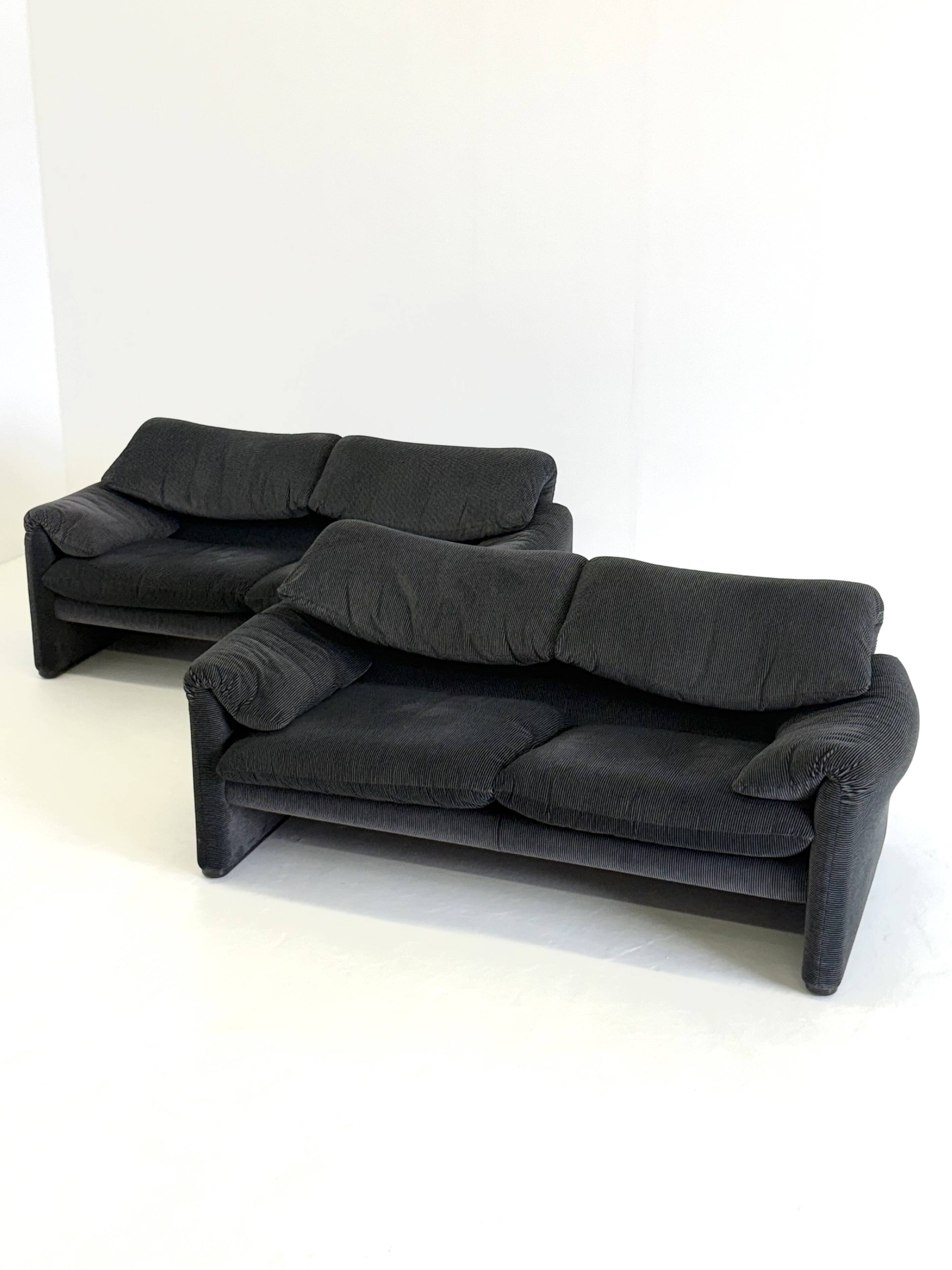 Cassina Maralunga 2 places noir-gris par Vico Magistretti