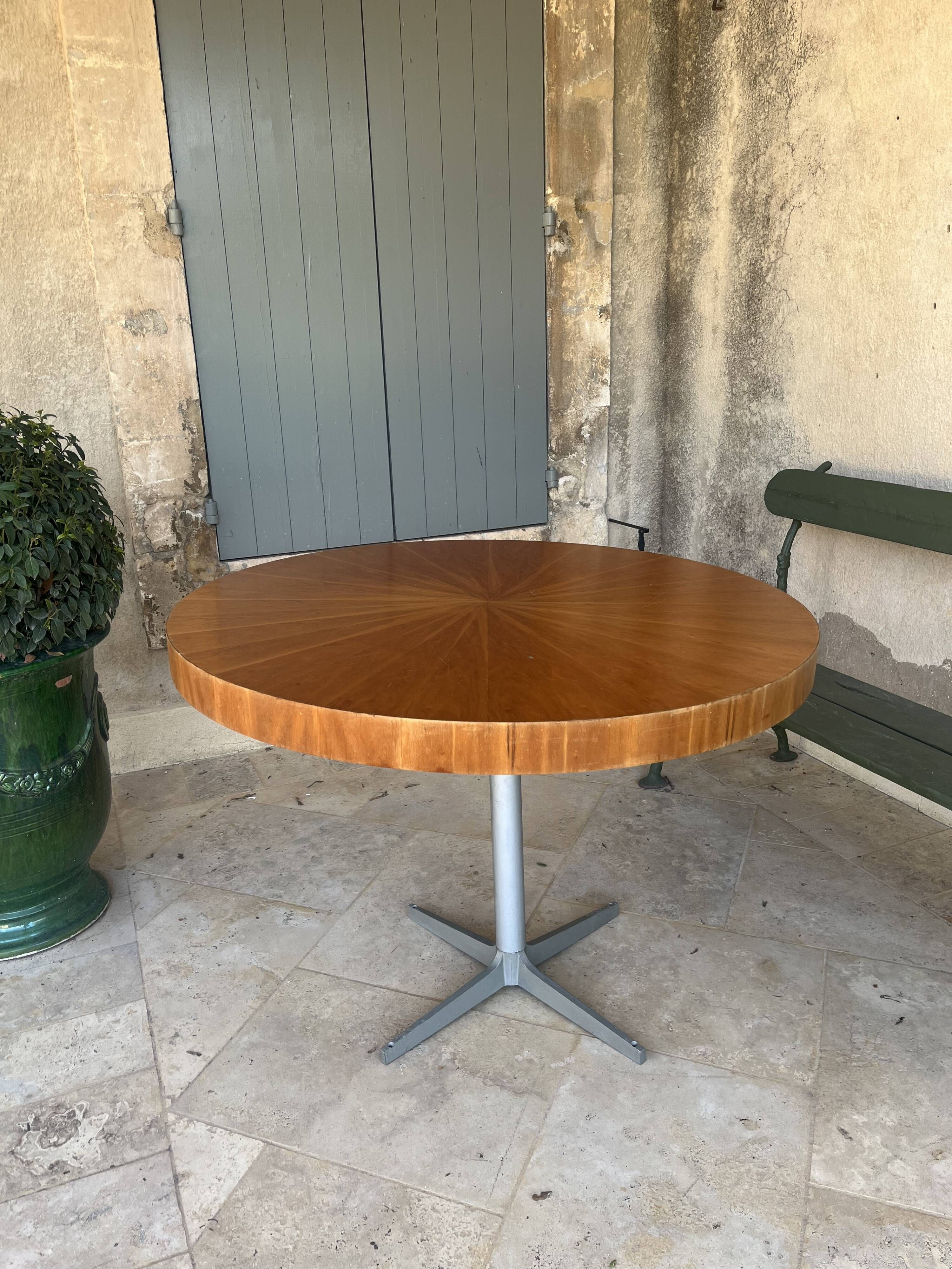 Table ronde vintage avec plateau en bois