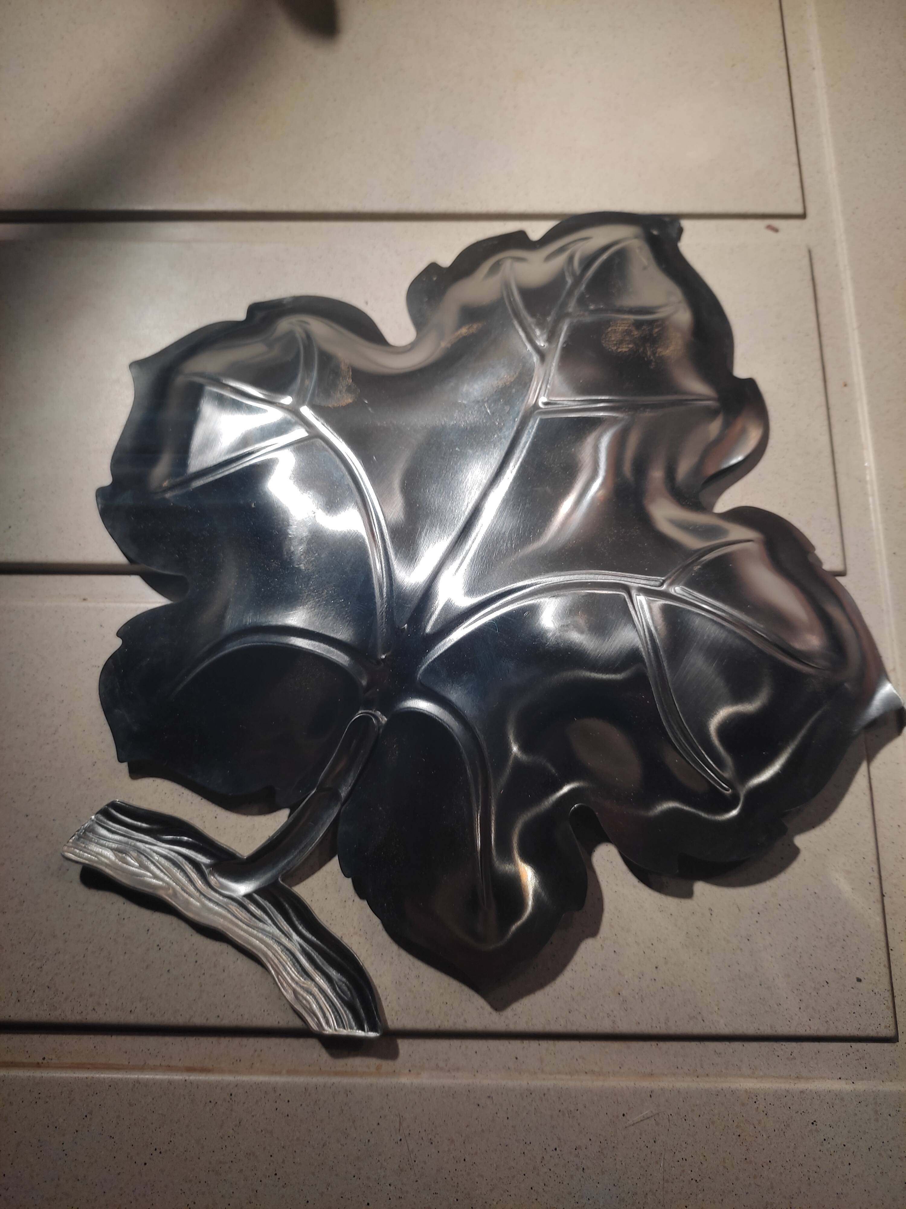 Aperitif dish leaf shape