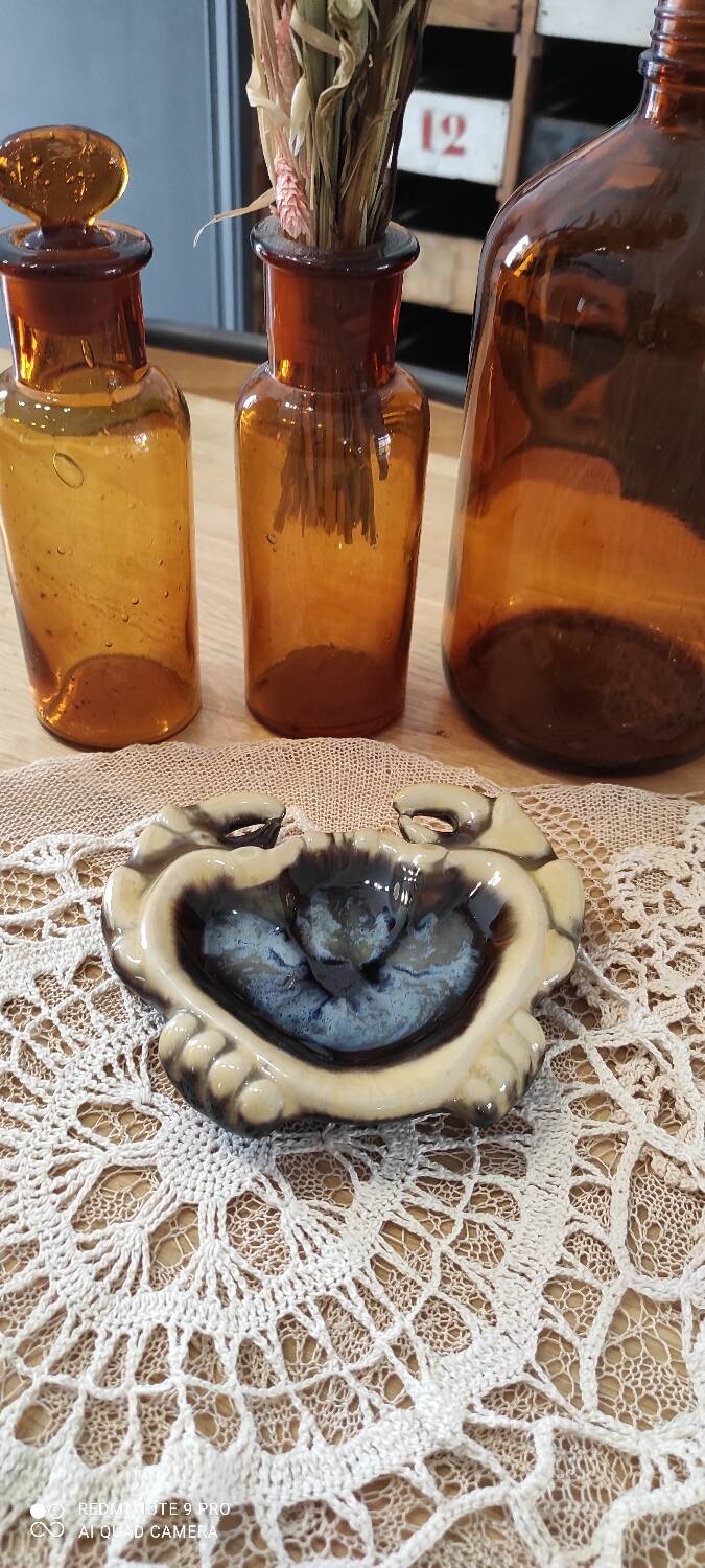 Ashtray or empty pocket barbotine crab