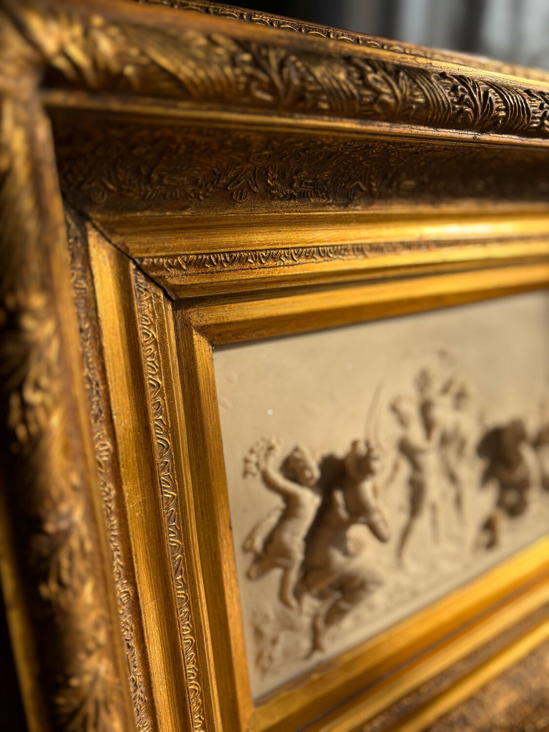 Marble bas-relief tableau of Putti