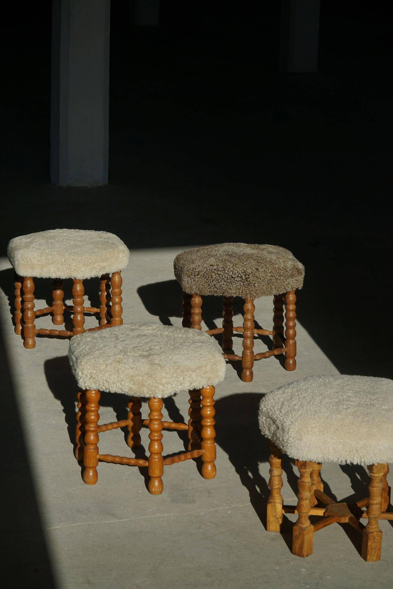 Un tabouret hexagonal en chêne, siège réhabilité en laine d'agneau, design danois des années 1950