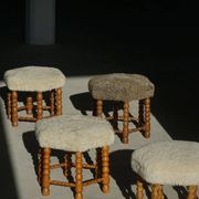 Un tabouret hexagonal en chêne, siège réhabilité en laine d'agneau, design danois des années 1950