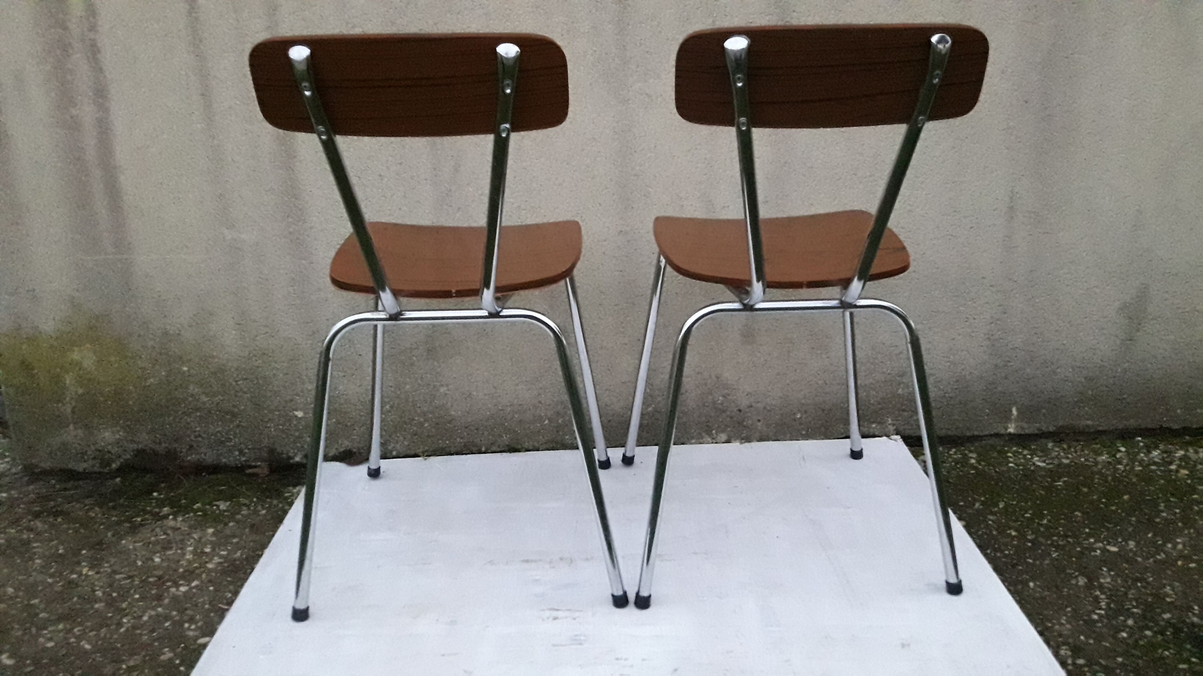 2 chaises en formica marron