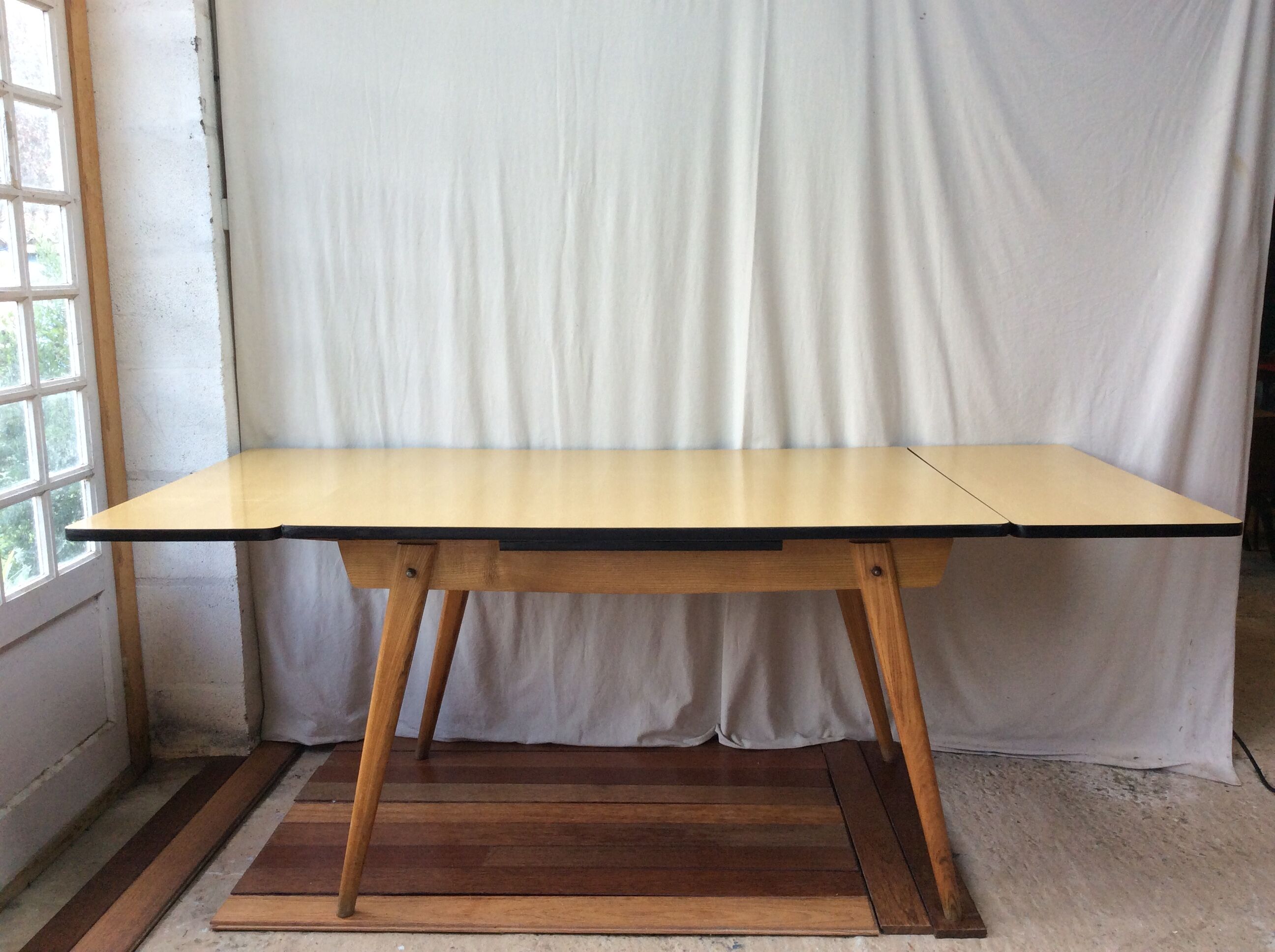 Table en bois et formica pieds compas