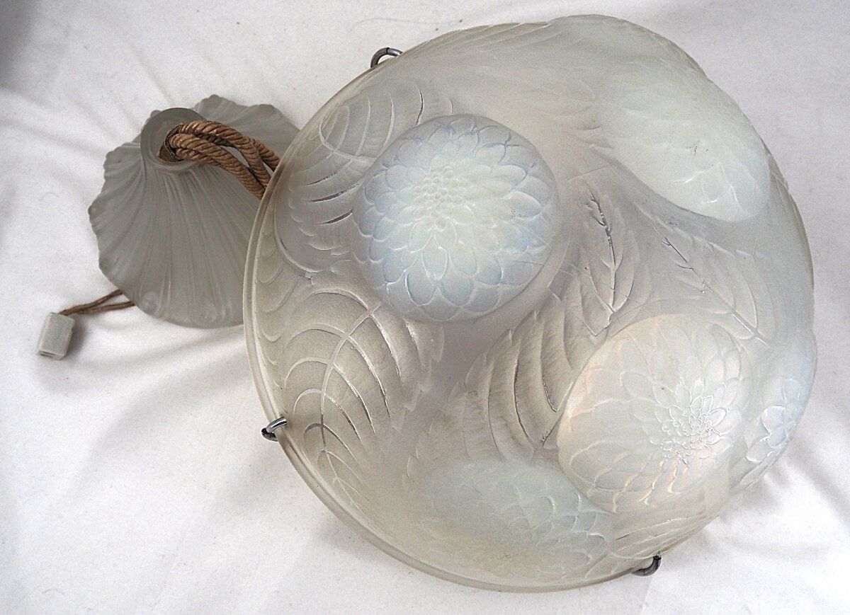 René Lalique, pendant light, opalescent chandelier, "Dahlias", signed, excellent condition.