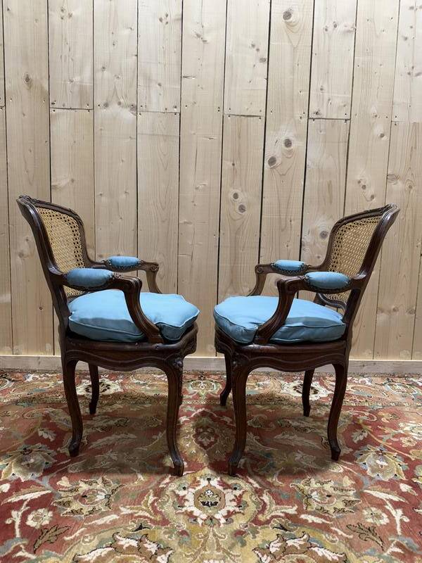Paire de fauteuils de style Louis XV en cannage
