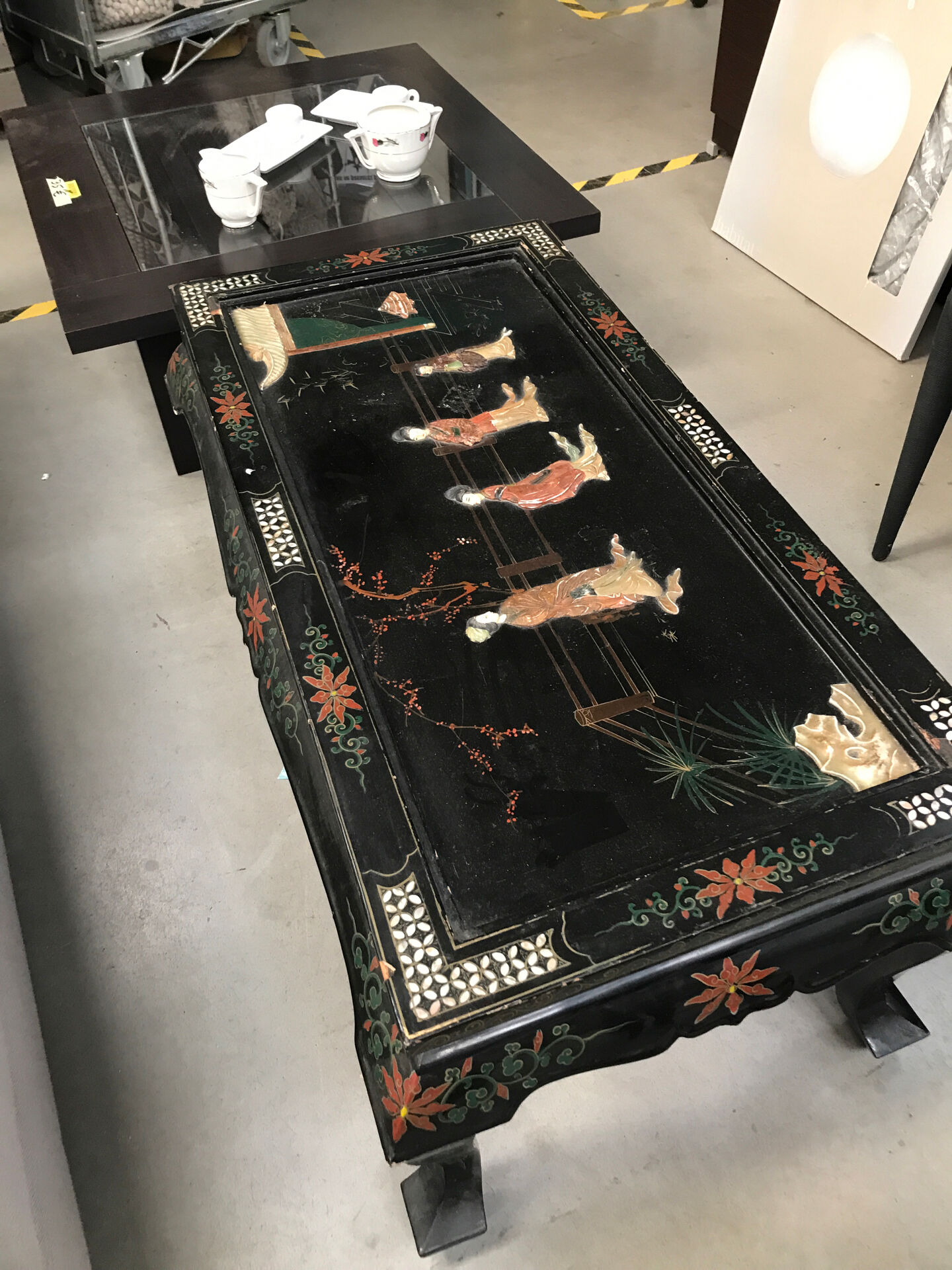 Table basse Chinoise avec sculpture et nacre