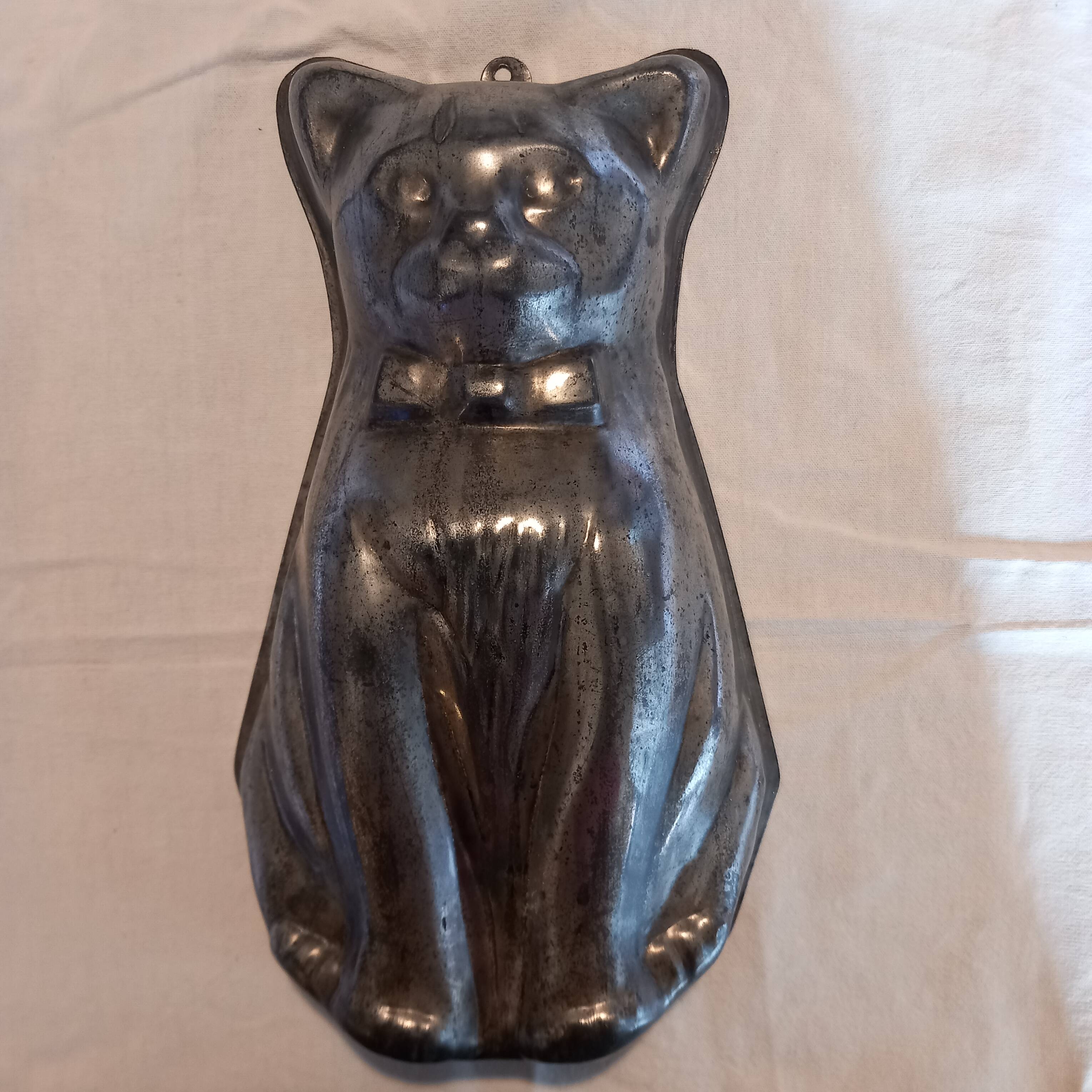 Cat shaped cake mold