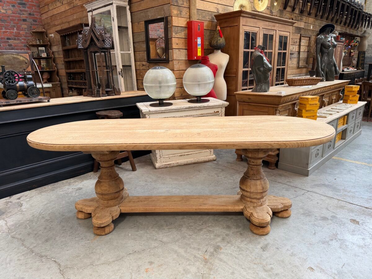 Oval table in solid oak