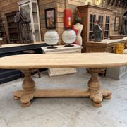 Oval table in solid oak