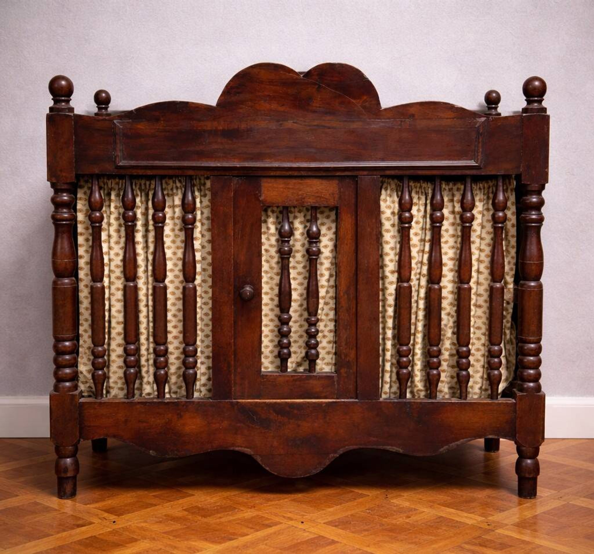 Pannetiére / meuble d’appoint a suspendre / noyer / XVIIIeme