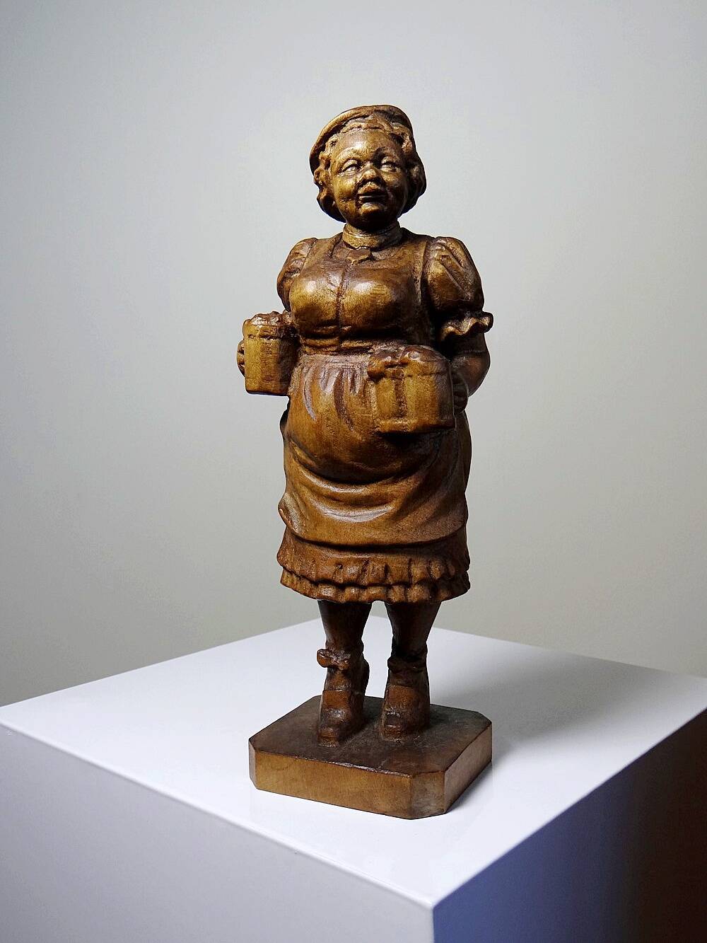 Sujet "La serveuse de bière" en bois sculpté Ludwig Roger Allemagne années