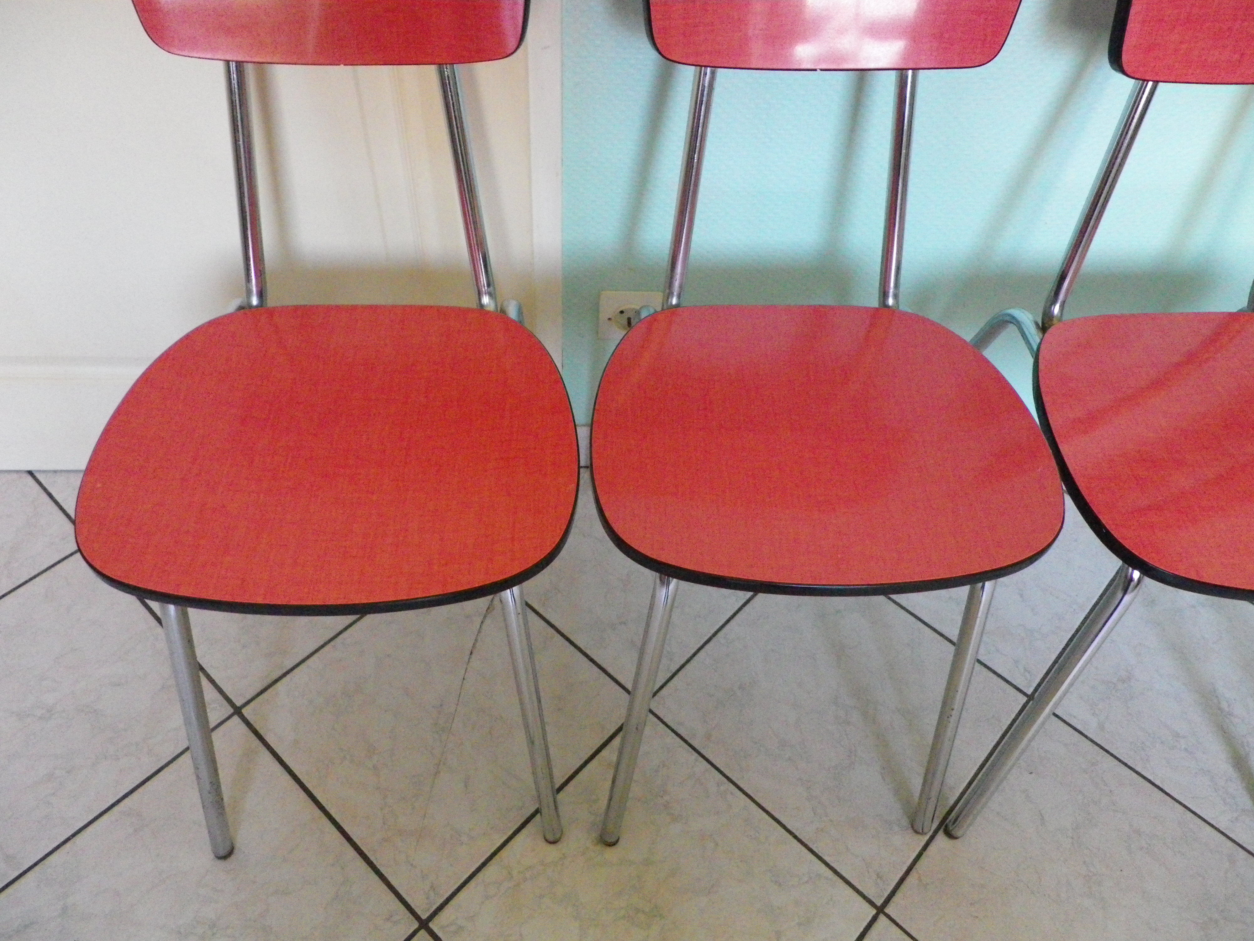 Table in red formica, 4 roc chairs, 2 extension cords, 2 drawers 60