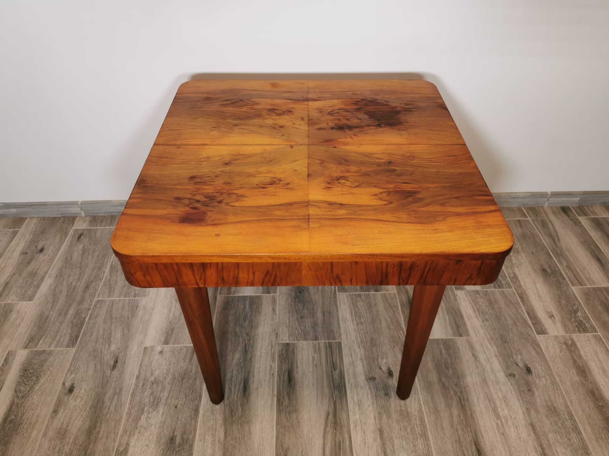 Table à manger par Jindrich Halabala