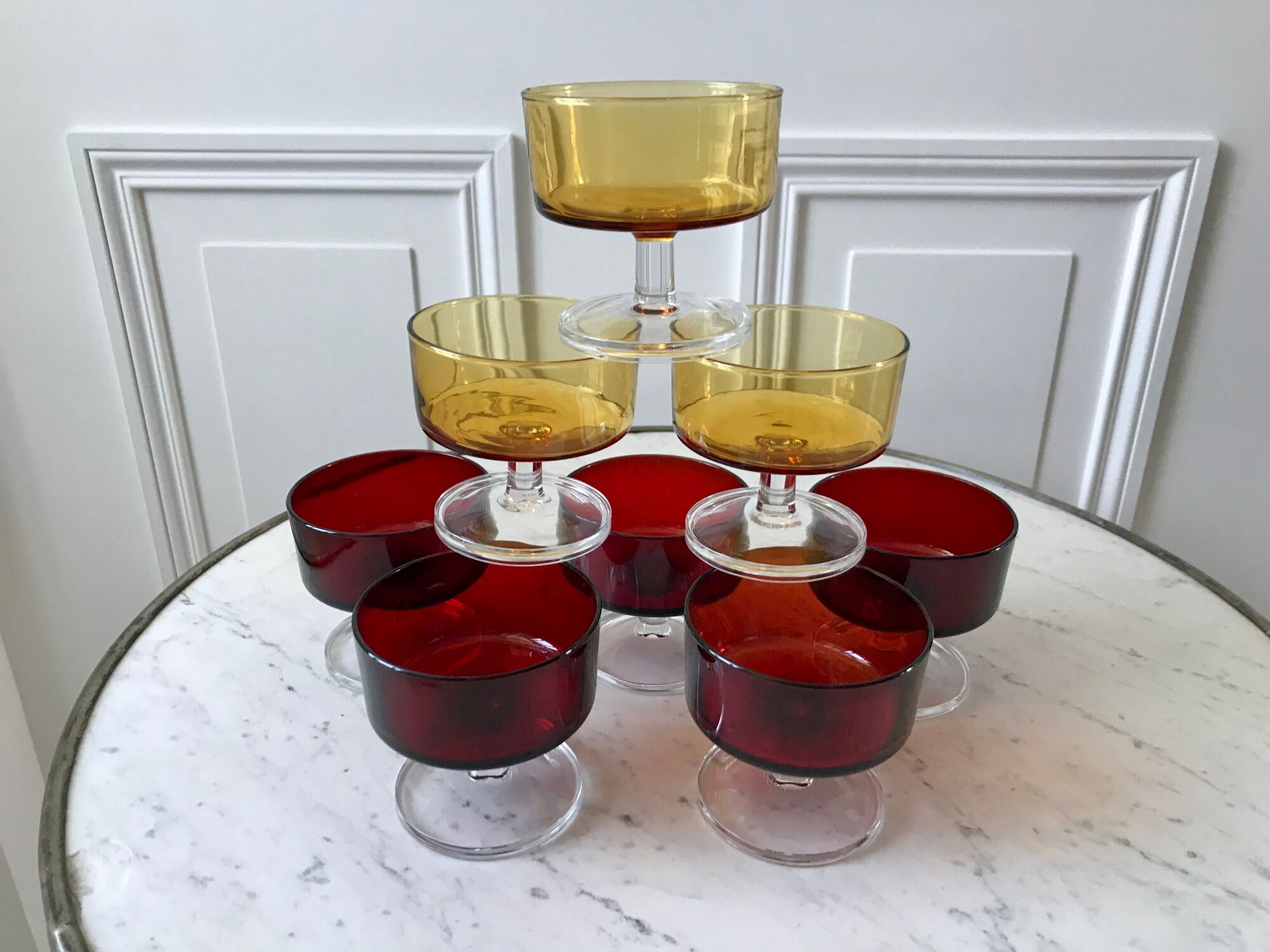 Set of 8 champagne glasses in amber colored glass and garnet 70s