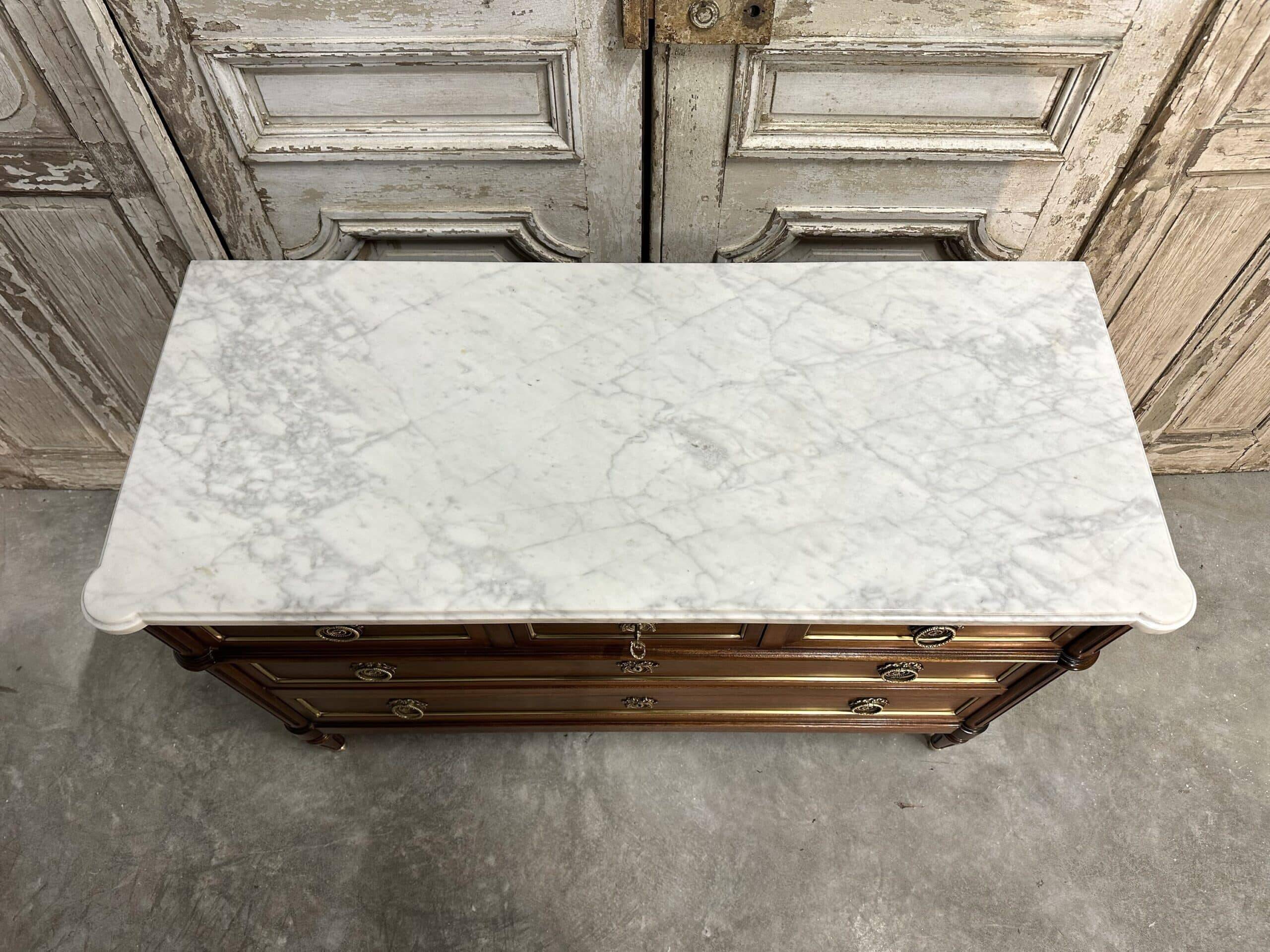 Commode de style Louis XVI en acajou