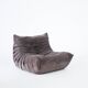Ensemble de chaise et pouf Togo en velours côtelé marron.