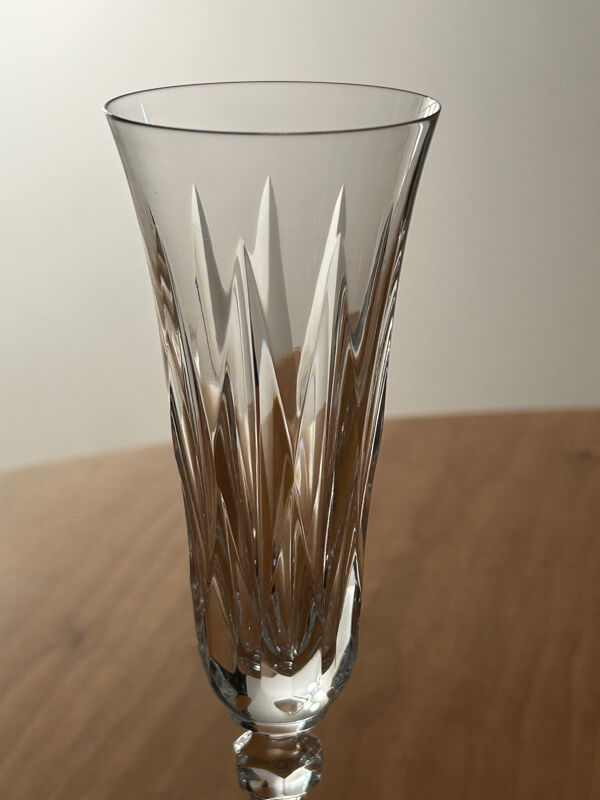 9 flûtes à champagne en cristal taillé Saint Louis