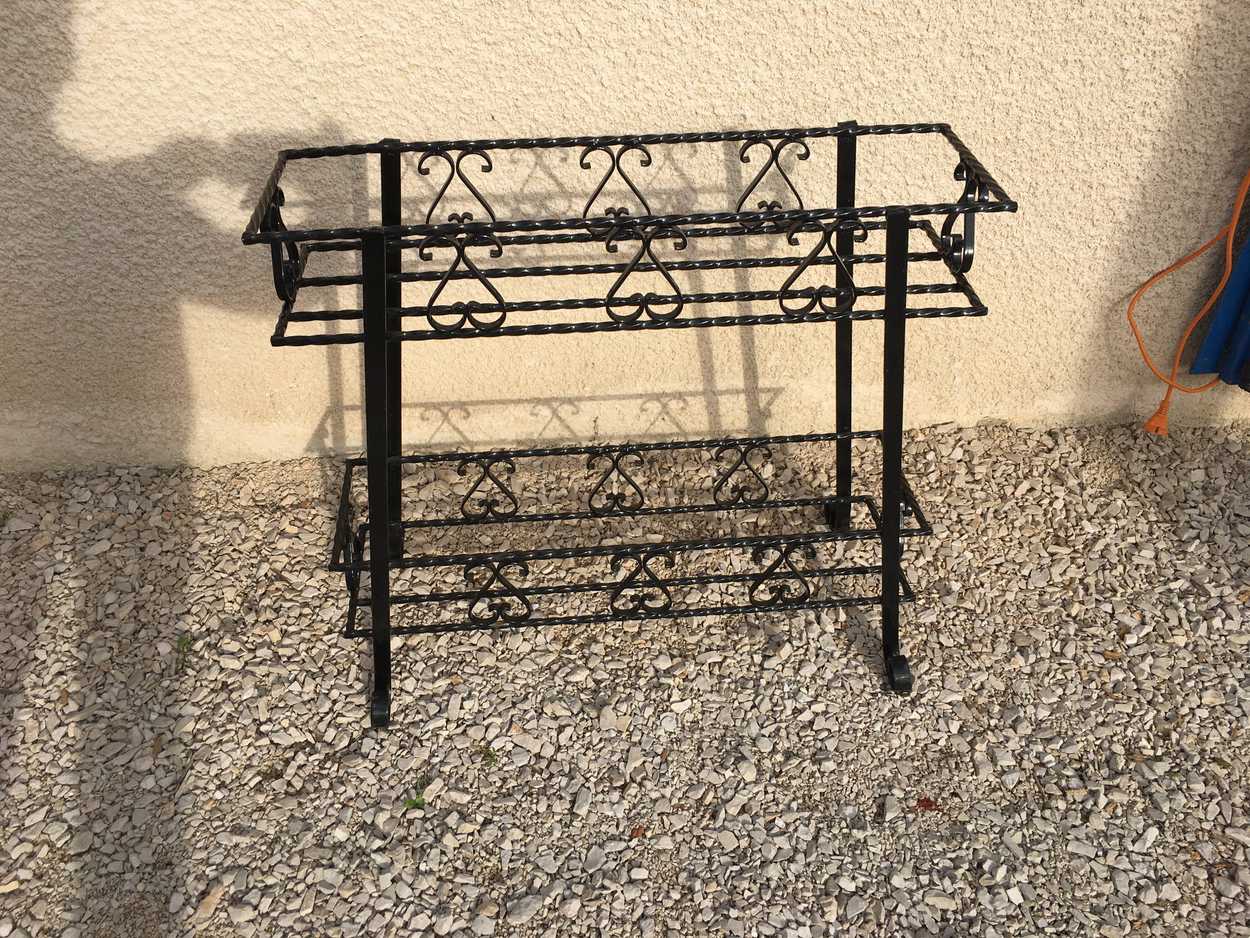 Wrought iron pot-carrying planter