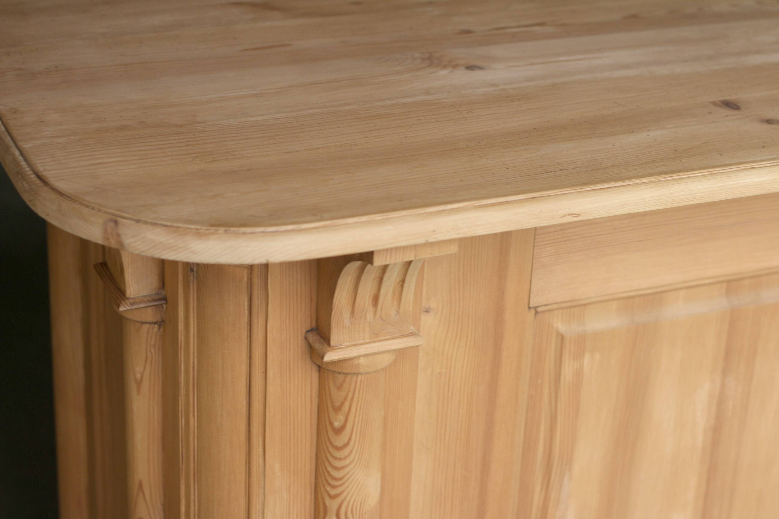 Magnificent hotel counter (19th century): central kitchen island, counter.