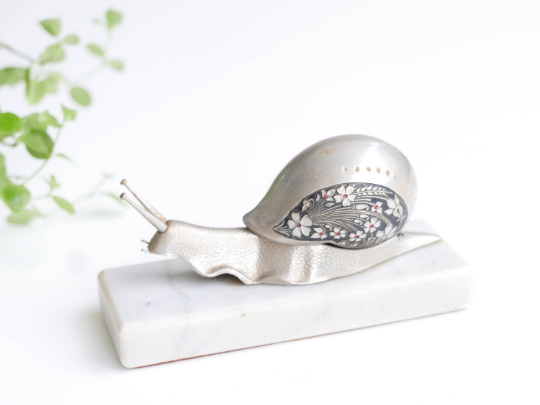 Boîte escargot en métal, socle en marbre, années 50
