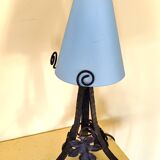 Lampe Art Nouveau en fer forgé et abat-jour en verre opaque bleu