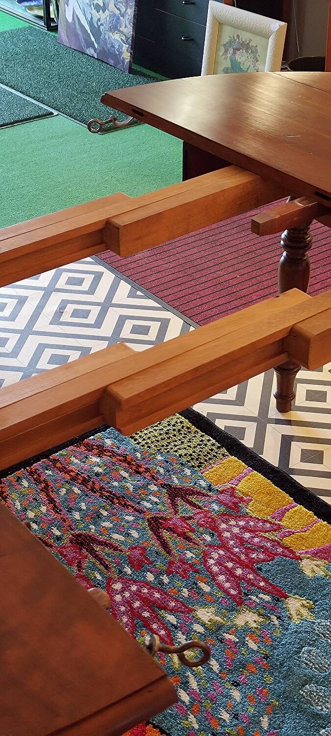 Drop-leaf table with extensions