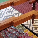 Drop-leaf table with extensions