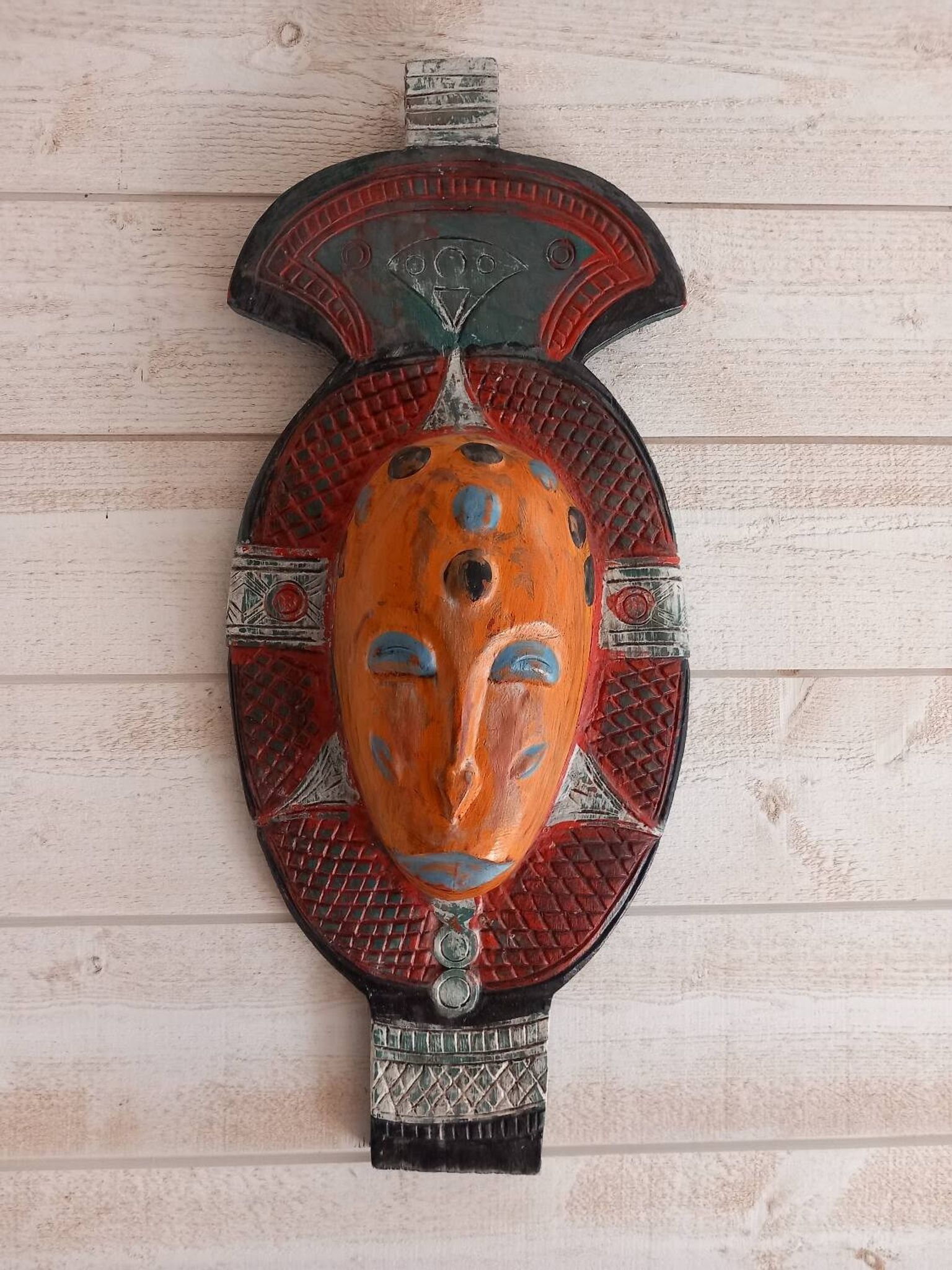 Masque tribal en bois coloré