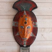 Masque tribal en bois coloré