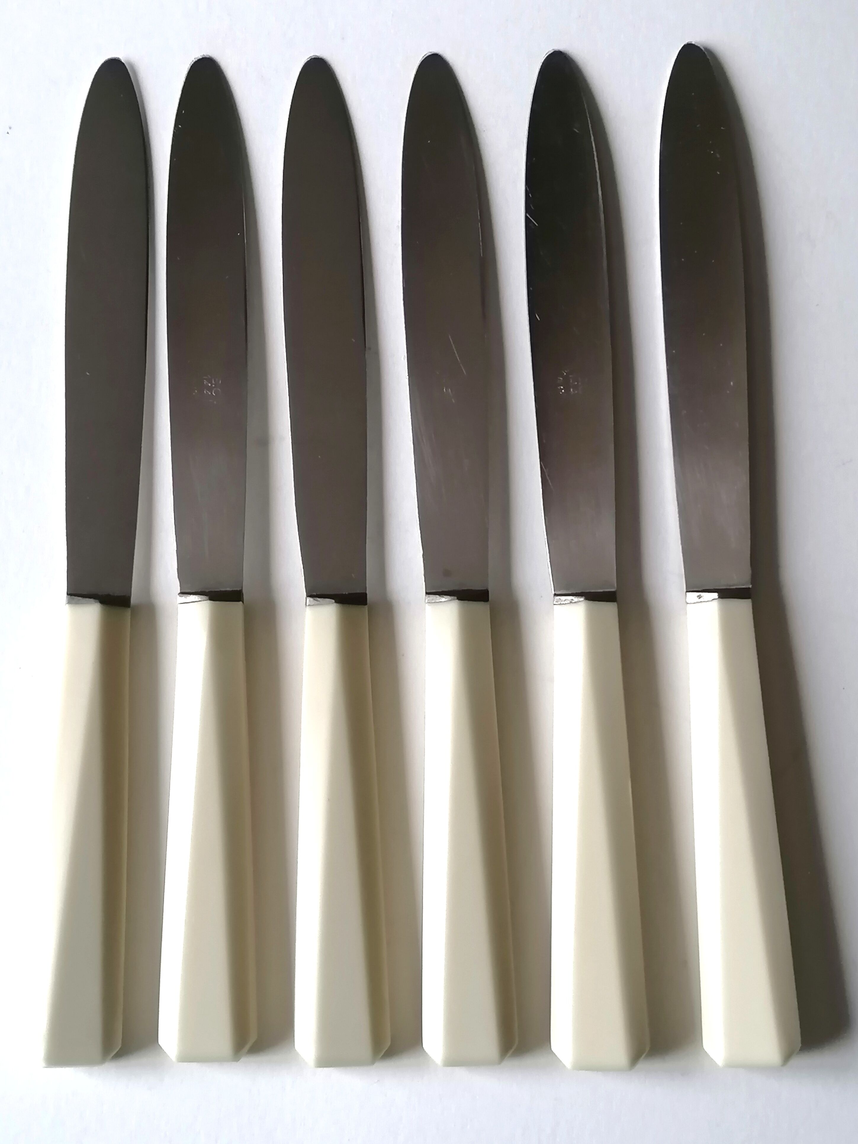 6 stainless blade bakelite knives