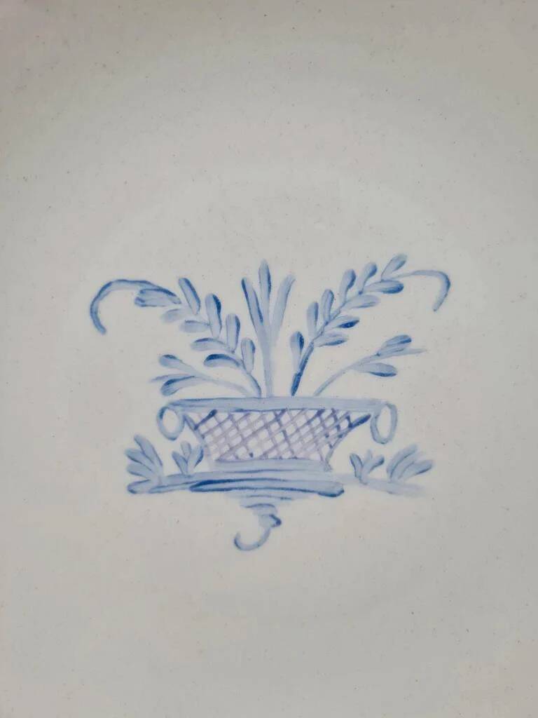 Assiette ancienne Gien décor bleu – panier fleuri – 24 cm