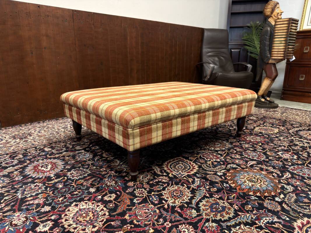 Grand pouf de table basse rembourré en anglais