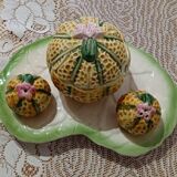 Salt and pepper display melon in slip