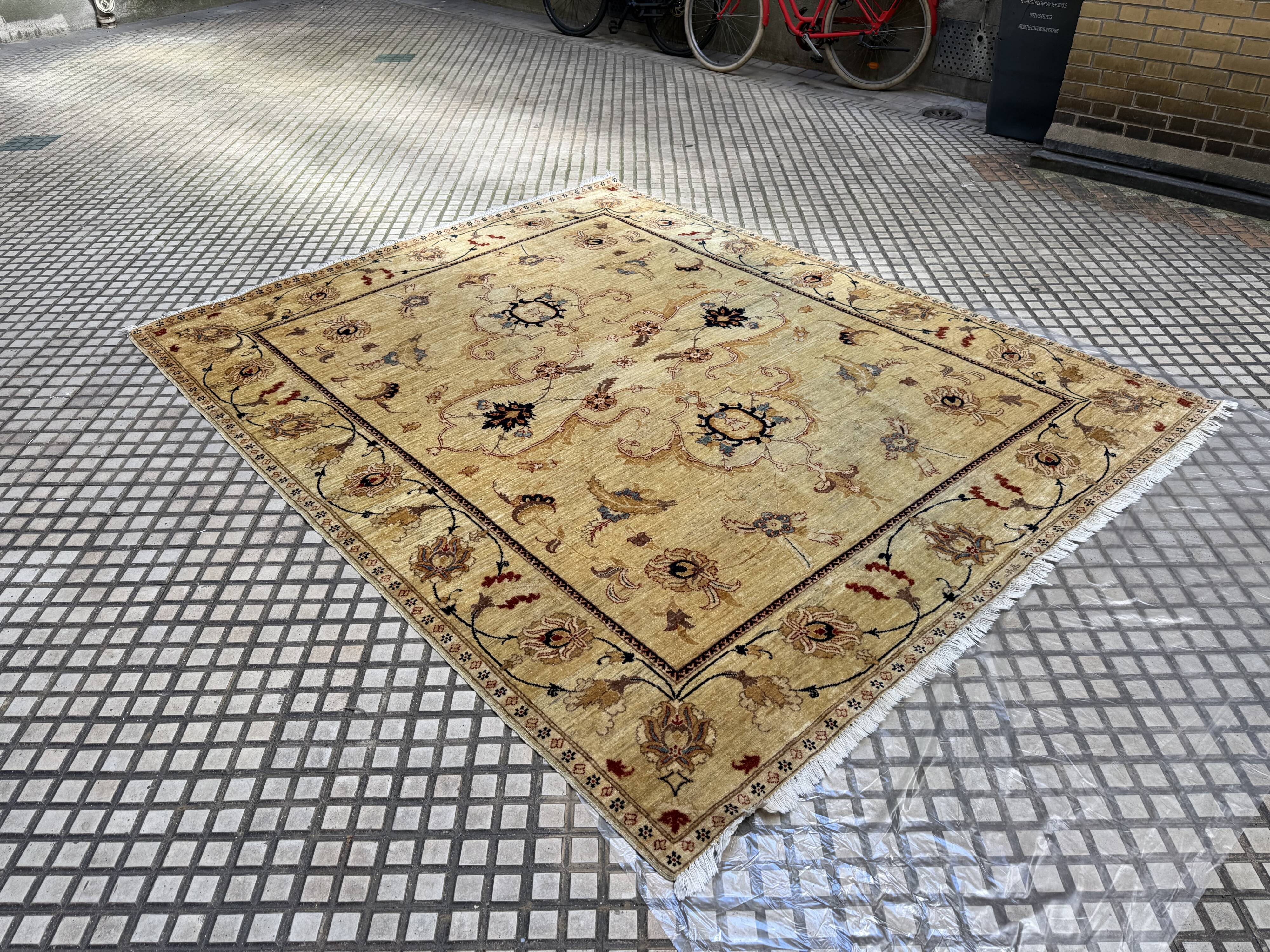 Tapis d’Orient noué main en laine, 287 × 237 cm