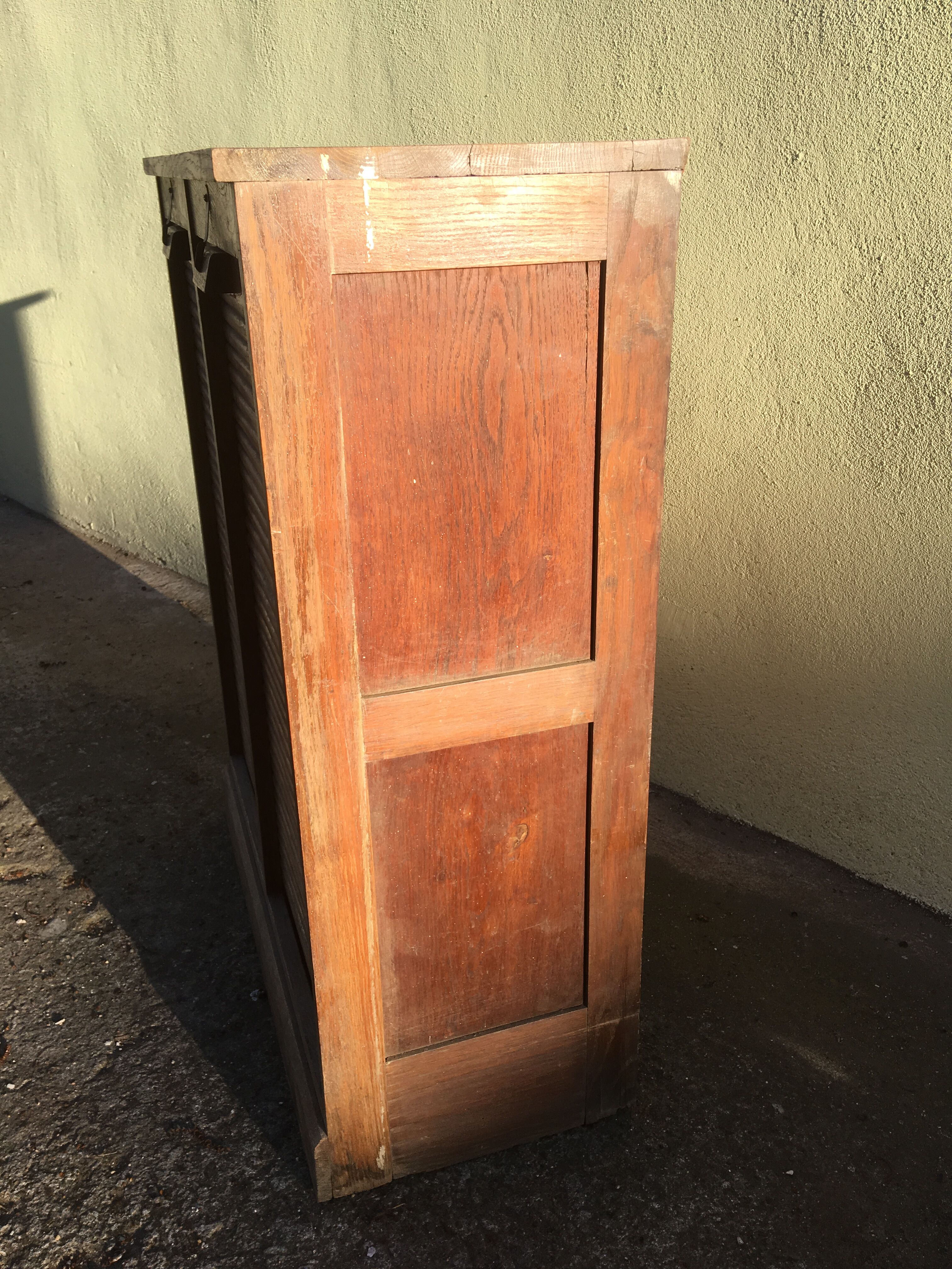 Double curtain cabinet