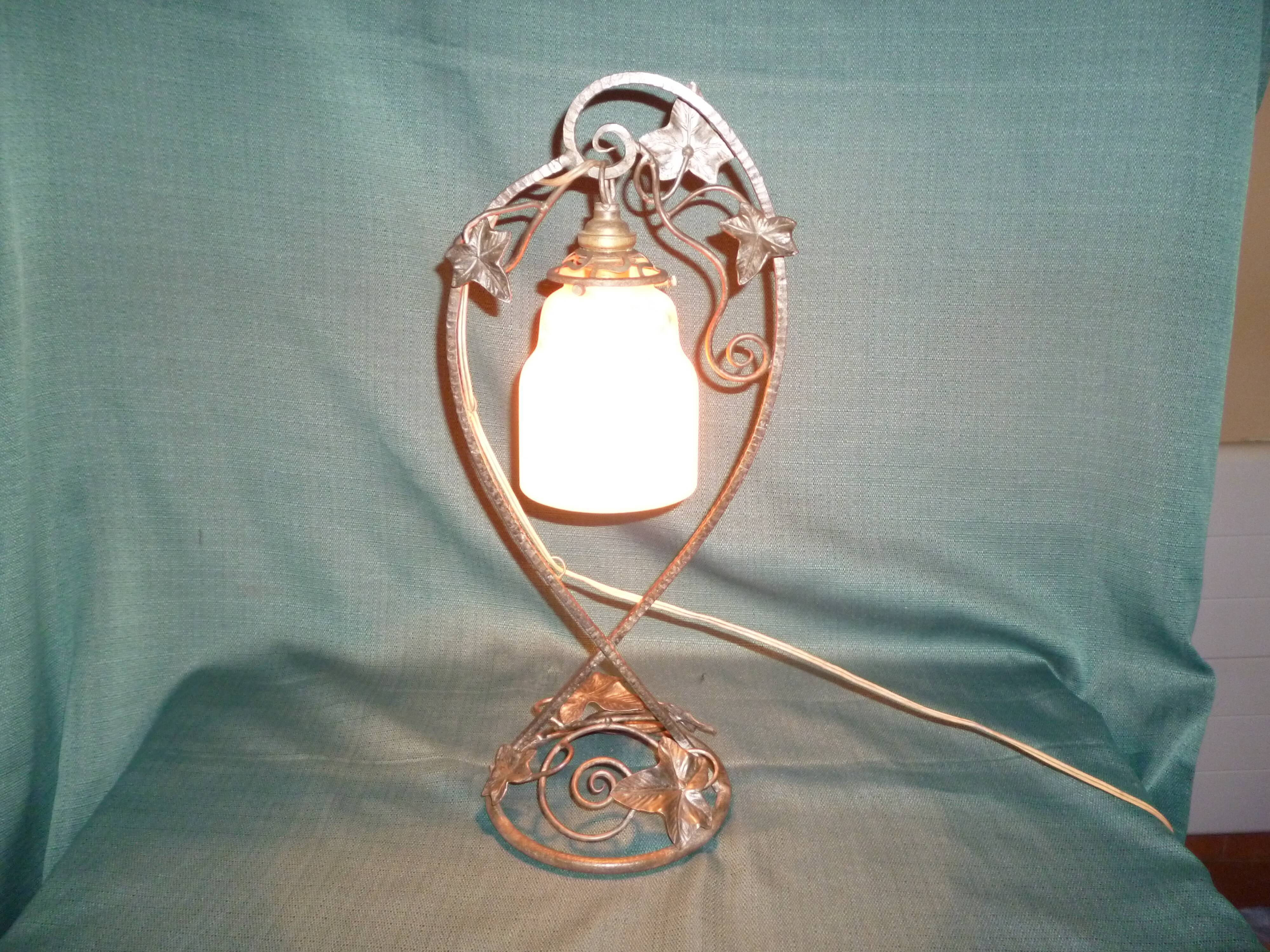 Art Deco lamp in glass paste and wrought iron leaves