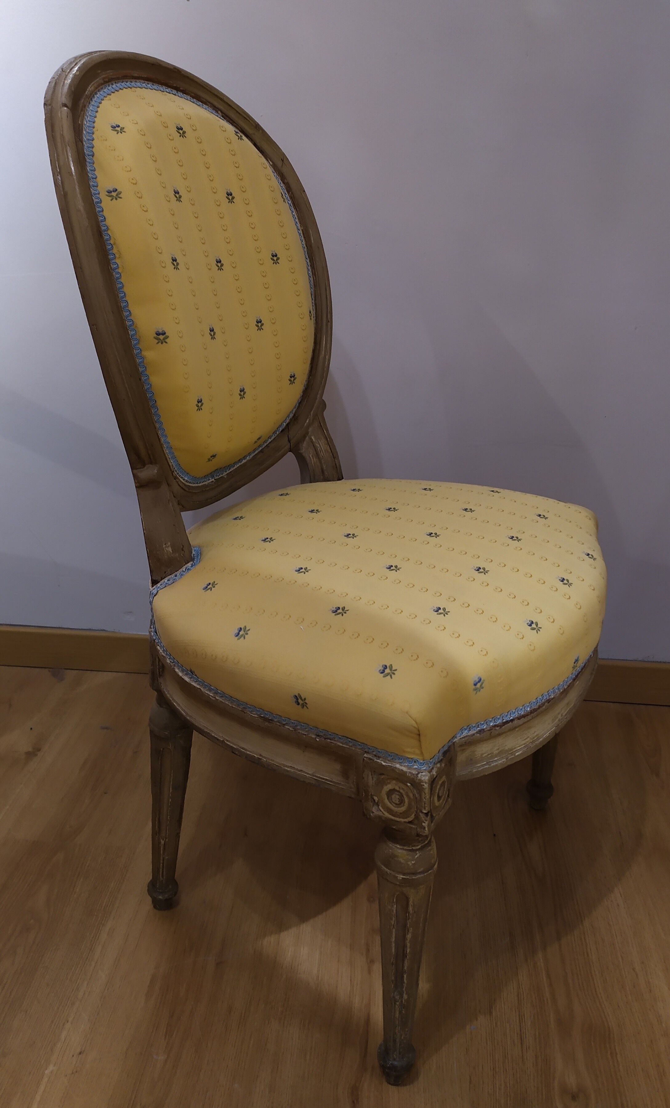 Medallion back chair Louis XVI