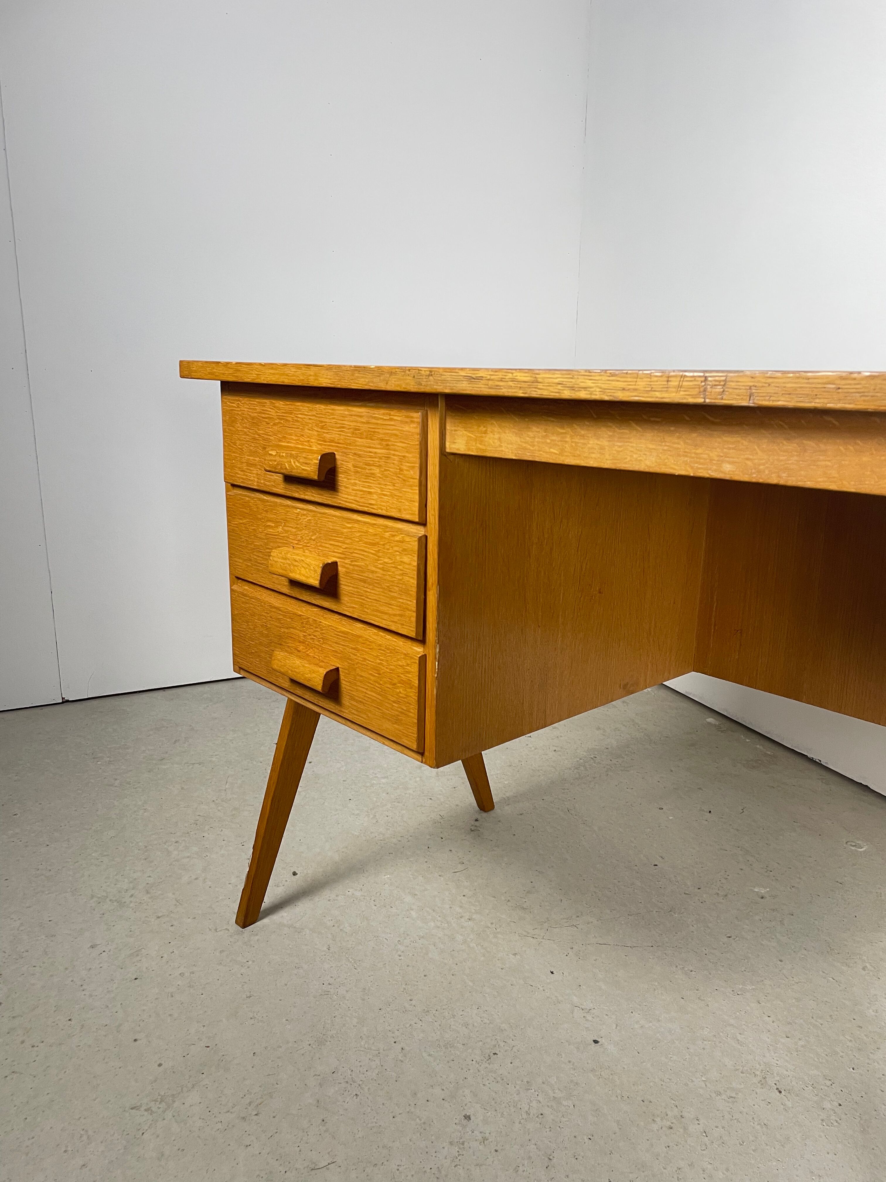 Desk feet compass in oak, 1950