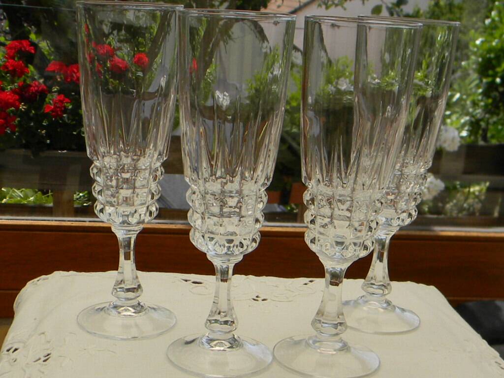 Set of 4 champagne flutes in arques crystal. model pompadour.