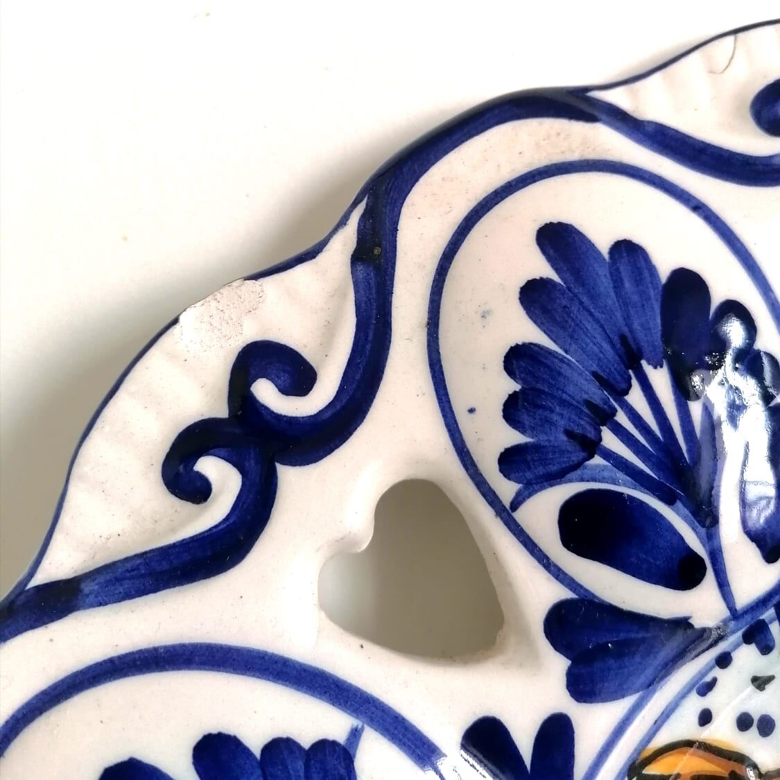 Openwork ceramic dish Deruta style