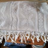 Dessus de lit en coton blanc , Ancien jeté de lit en crochet  motifs fleurs