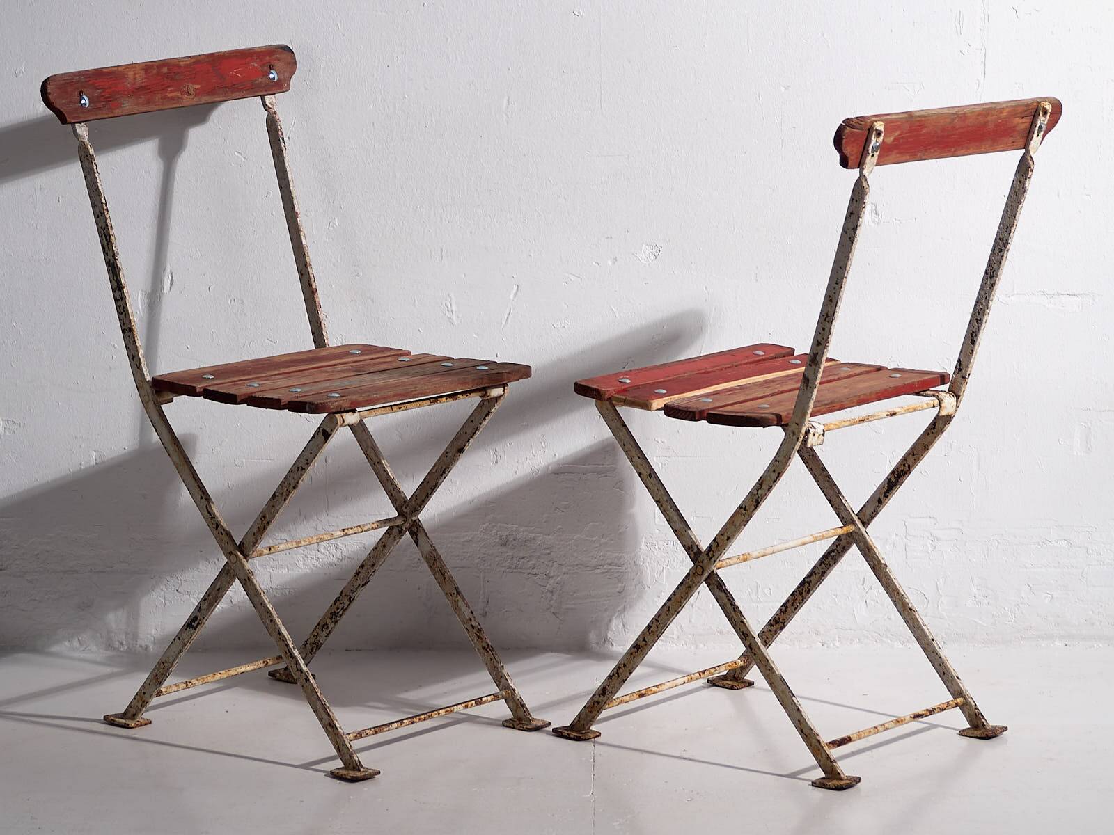 Antique red folding garden chairs (circa 1920). Set of 4 pieces